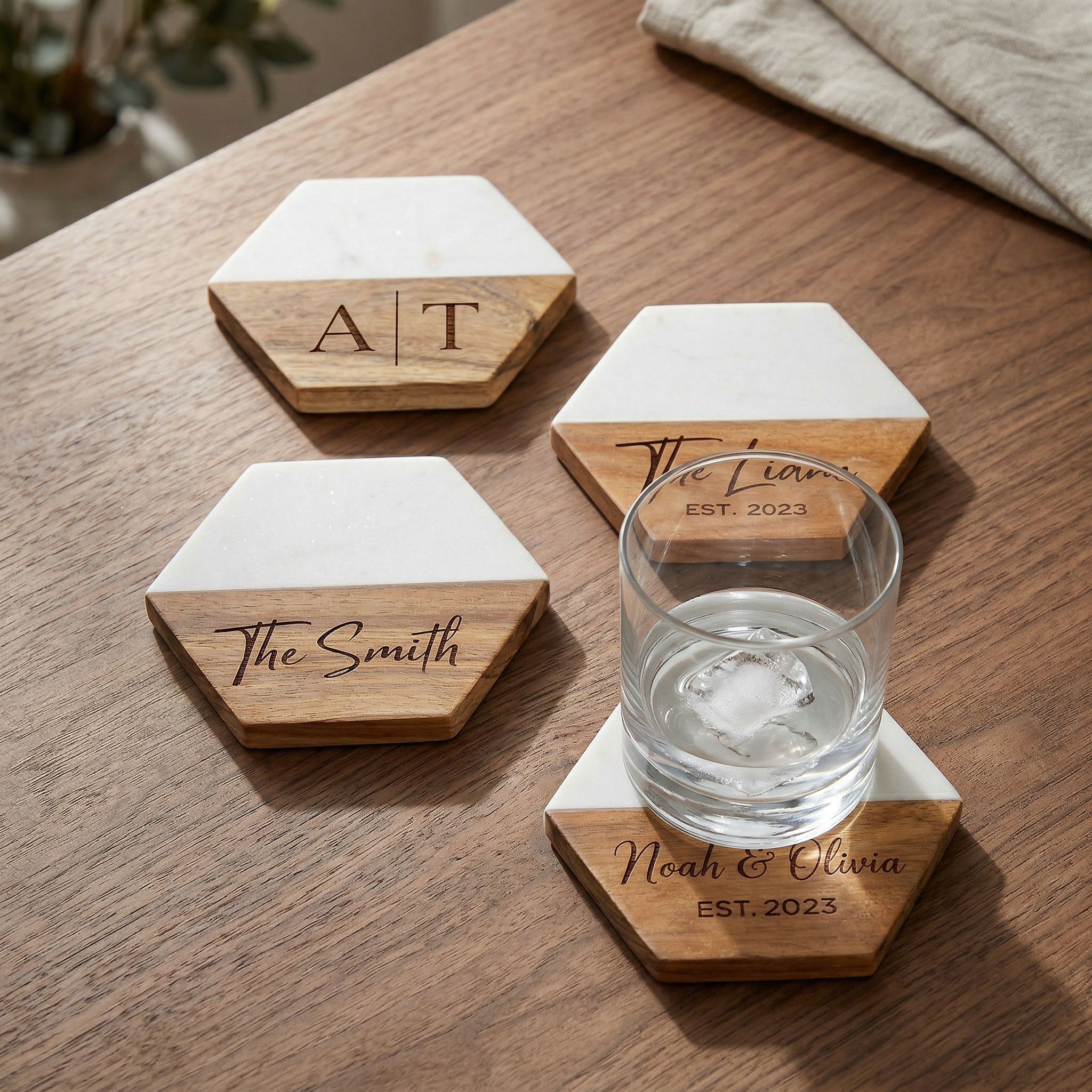 Sous-verre en bois personnalisé, sous-verre gravé personnalisé, sous-verre en bois avec nom personnalisé, cadeau de mariage, cadeau de pendaison de crémaillère, décor rustique